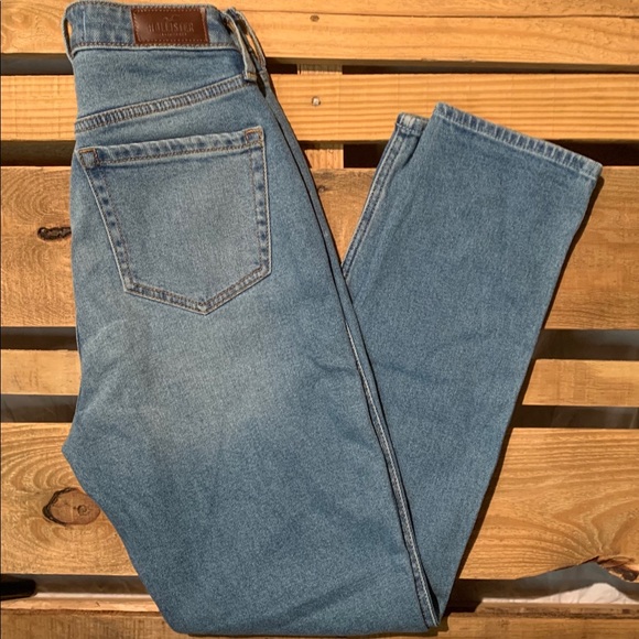 BNWT Hollister Curvy Mom Jean - Picture 2 of 3